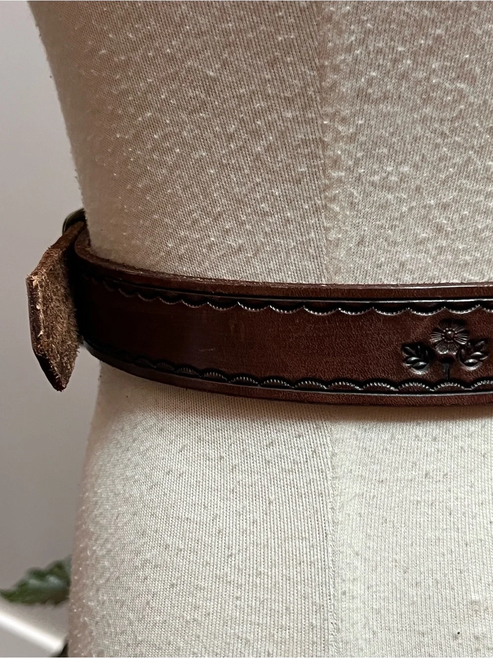 Vintage 1970s Tooled Brown Leather Belt – Scalloped Border & Floral Detail